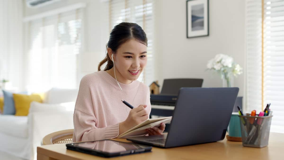 candid-young-attractive-asian-female-employee-wear-2021-12-09-20-38-15-utc ห้องเรียนออนไลน์